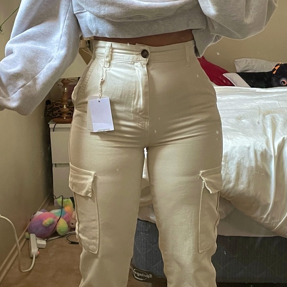 Stradivarius cargos in white. The fit of these is amazing!! size US 2 - Picture 1 of 3